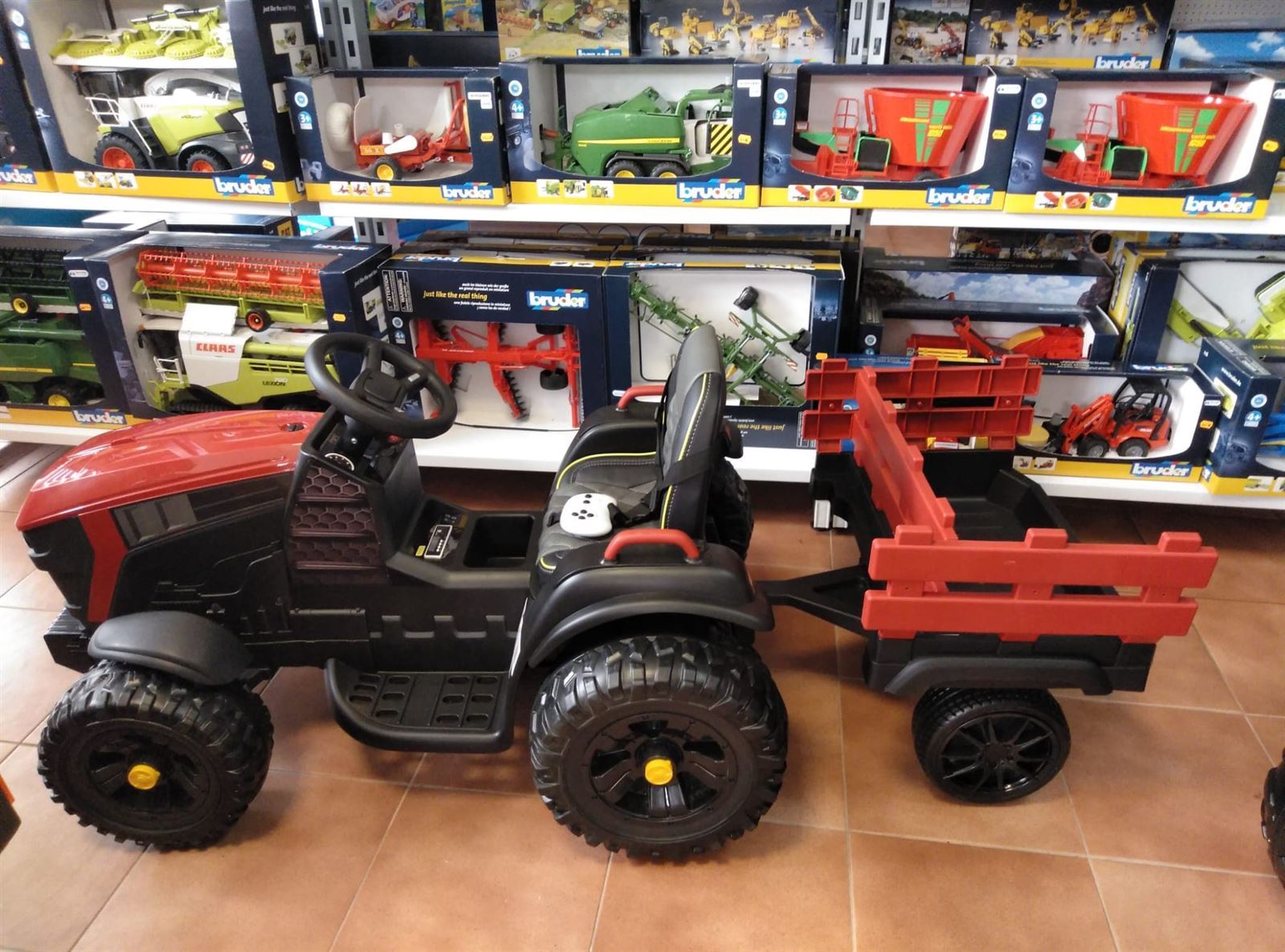 MONTAJE TRACTOR DE BATERIA 12V CON REMOLQUE - Imagen 17