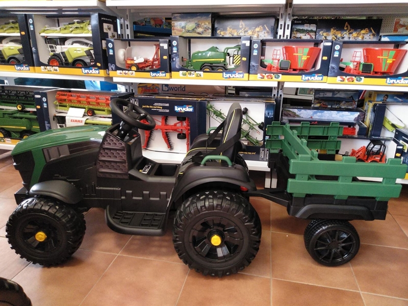 TRACTOR DE BATERÍA CON MANDO A DISTANCIA, REMOLQUE Y RUEDAS DE GOMA