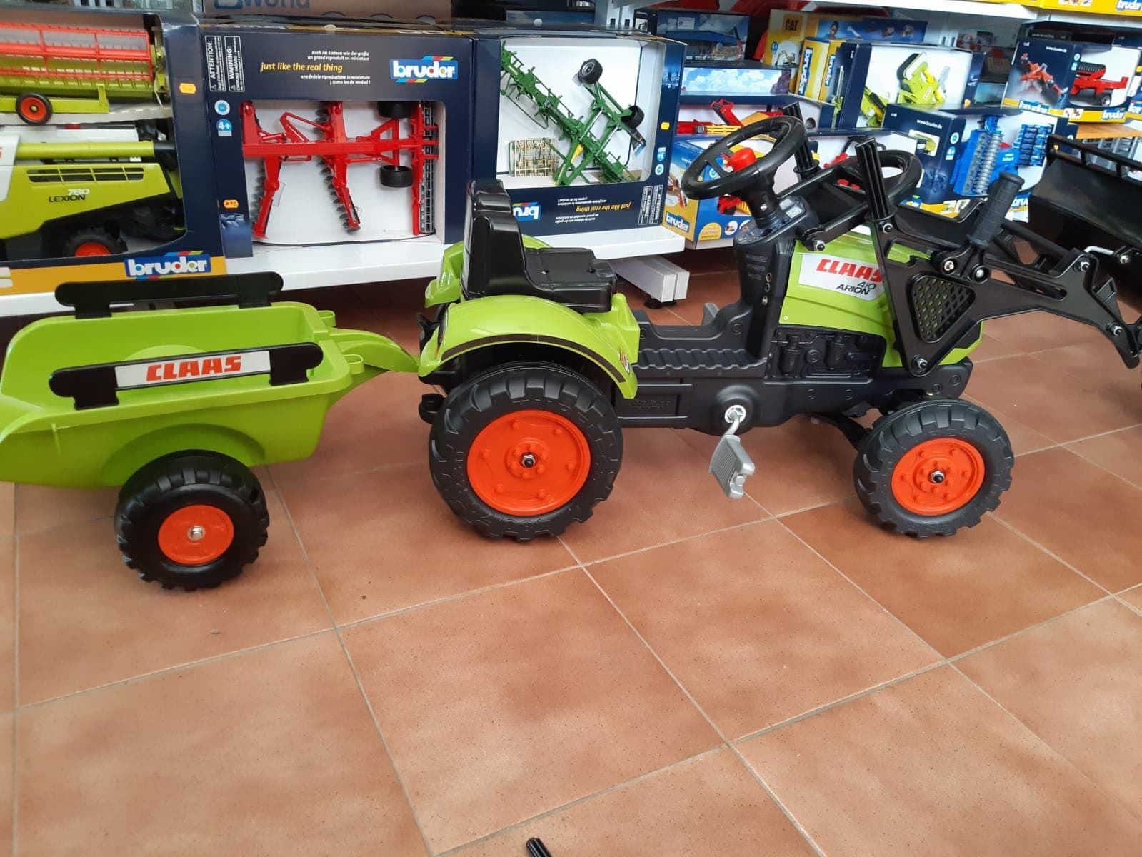 TRACTOR DE PEDALES CLAAS ARION 410 CON PALA DELANTERA, RETROEXCAVADORA Y REMOLQUE - Imagen 4