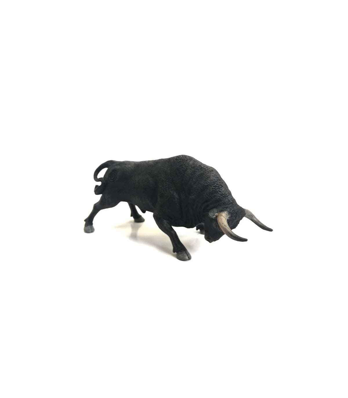Toro bravo negro zaino embistiendo de juguete - Imagen 1